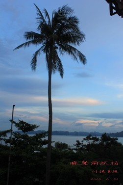 晚霞中的下龙湾