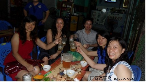 车友们与4S店工作人员在越南