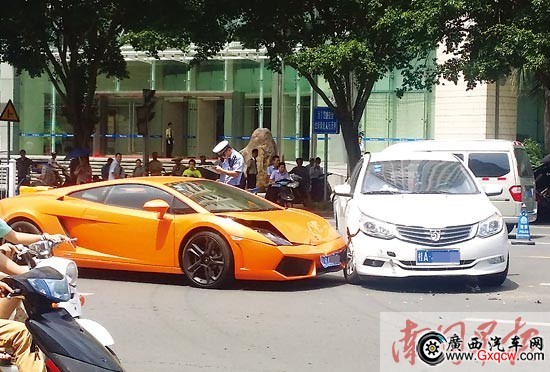 南宁宝骏车碰上兰博基尼