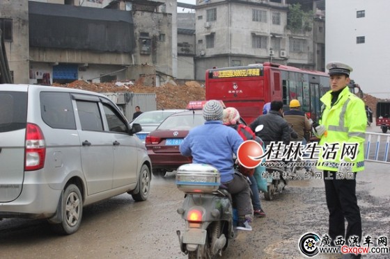 交警在北辰立交施工路段进行交通疏导。