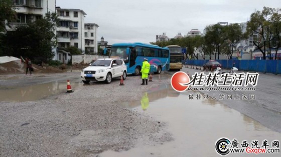 交警在桂阳公路施工段进行交通疏导。