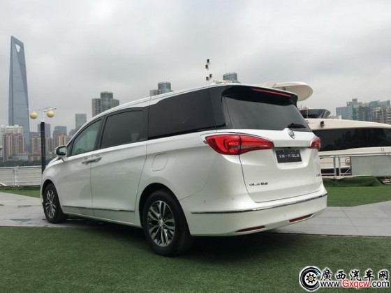 别克全新GL8首发亮相 全系配2.0T发动机