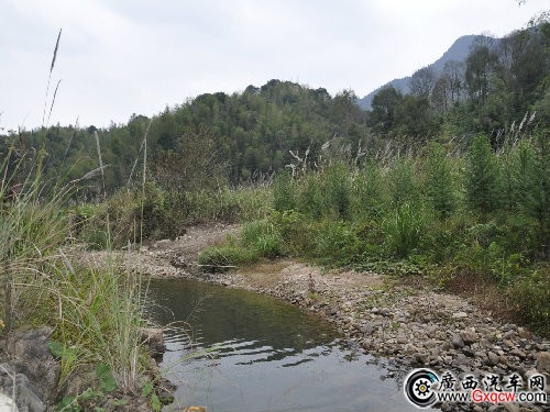 配图4：在前往援建地途中，不少溪流阻断道路。.jpg